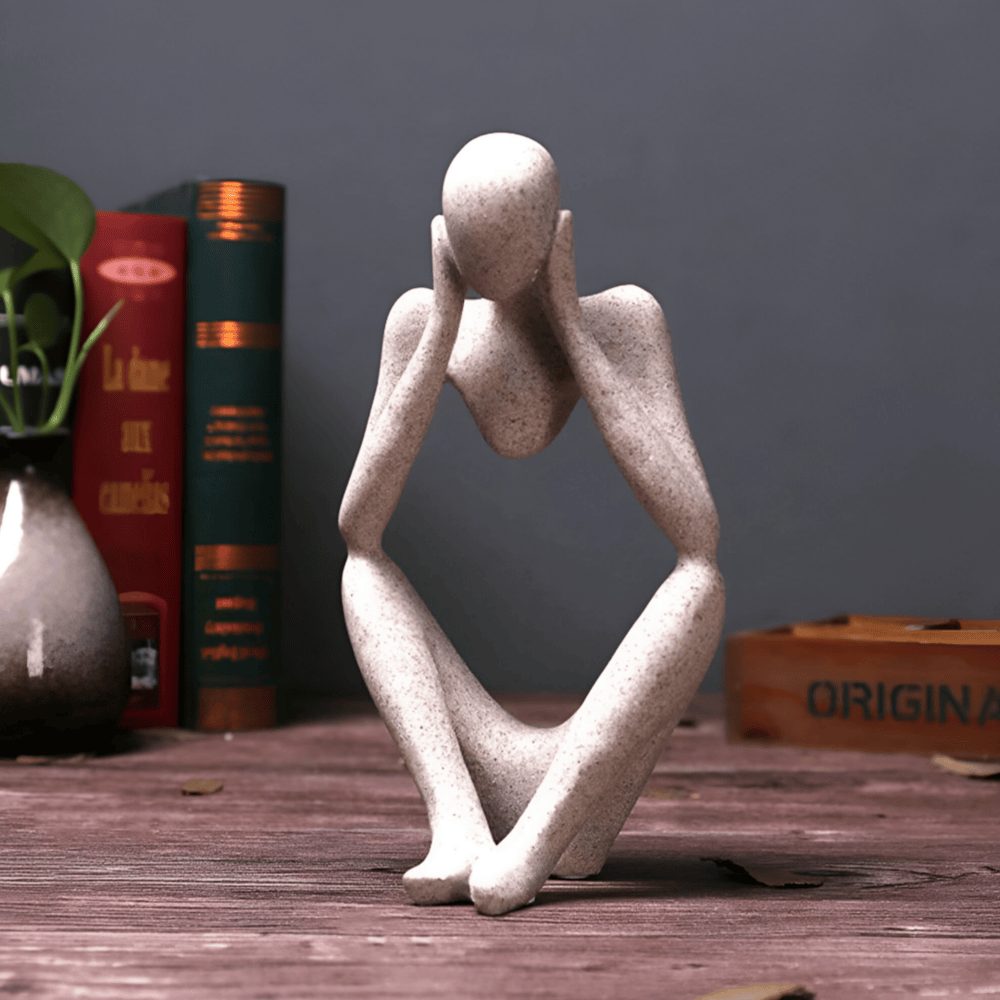 Rin – Moderne Skulptur aus Sandstein