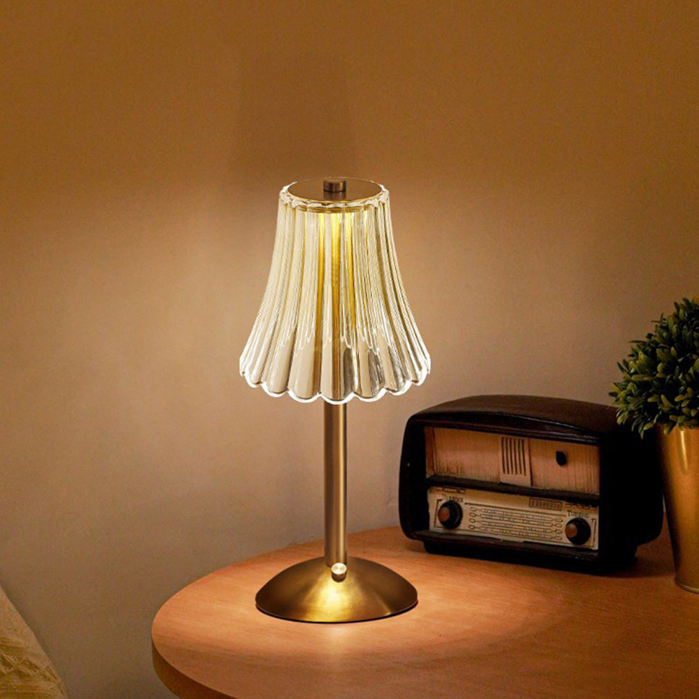 CrystalGlow – Tischlampe mit goldenem Fuß und Kristall-Effekt