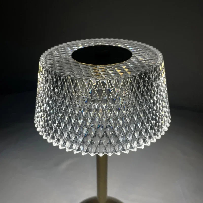 Elinna – Moderne Tischlampe aus Acryl und Metall