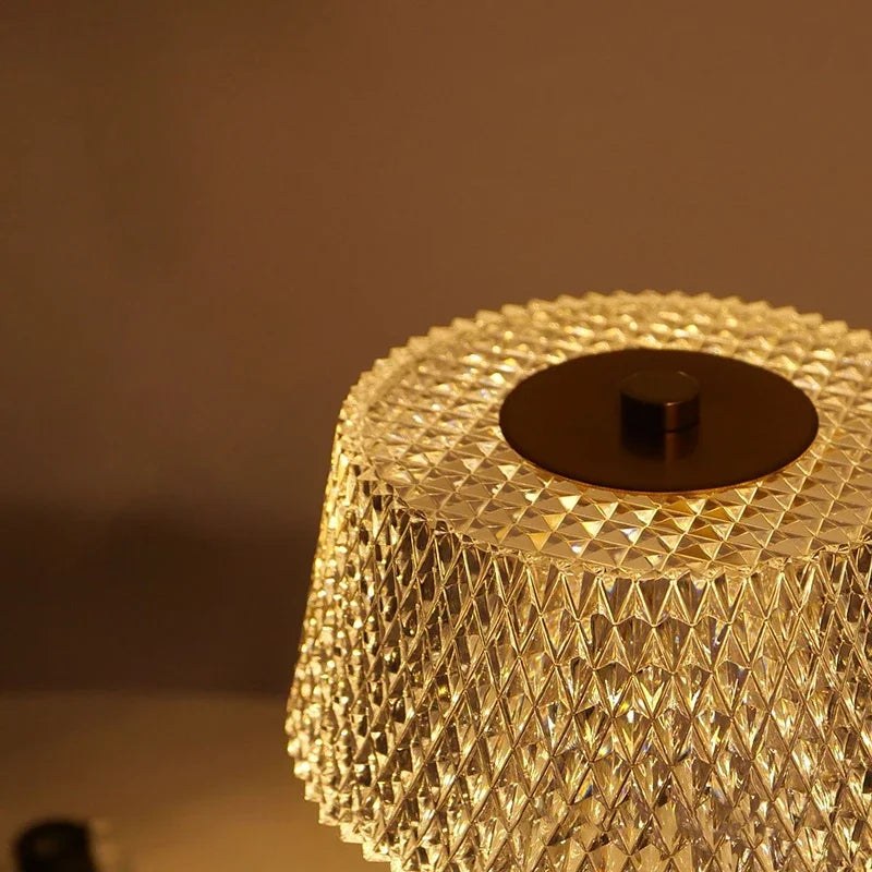 Elinna – Moderne Tischlampe aus Acryl und Metall