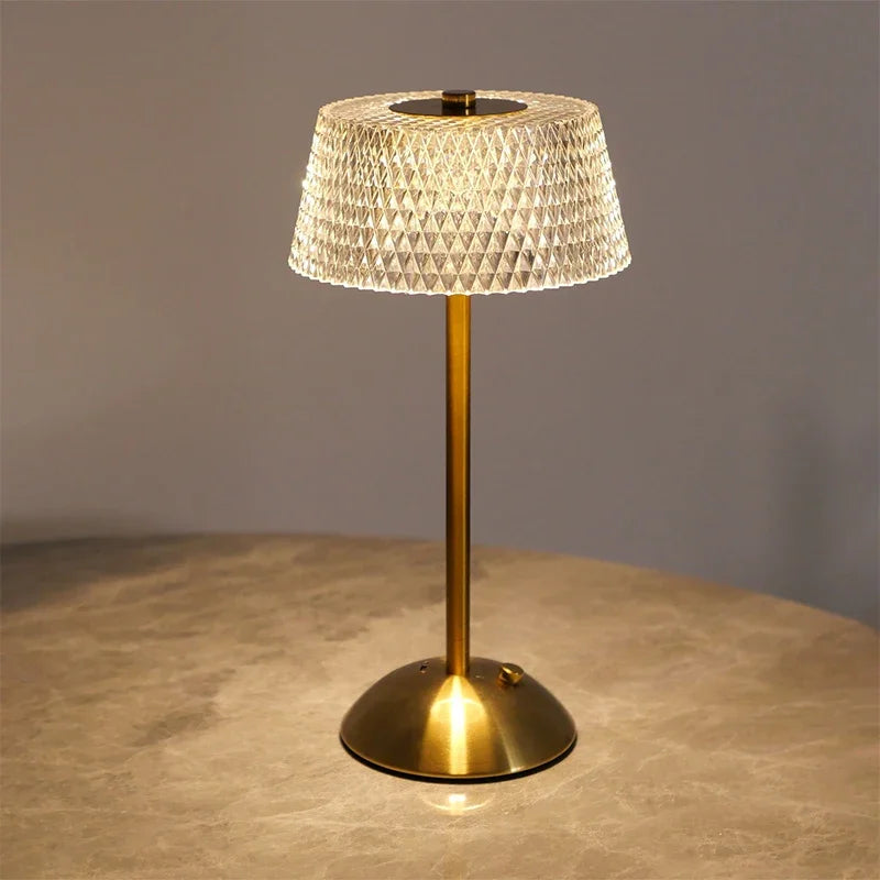 Elinna – Moderne Tischlampe aus Acryl und Metall