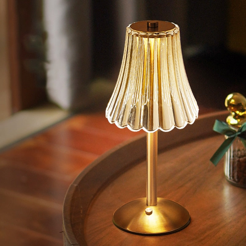 CrystalGlow – Tischlampe mit goldenem Fuß und Kristall-Effekt
