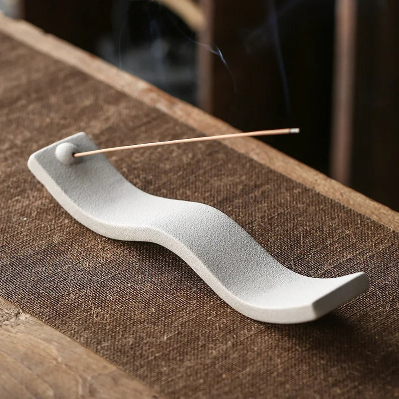 WaveZen – Räucherstäbchenhalter in Wellenform aus Keramik