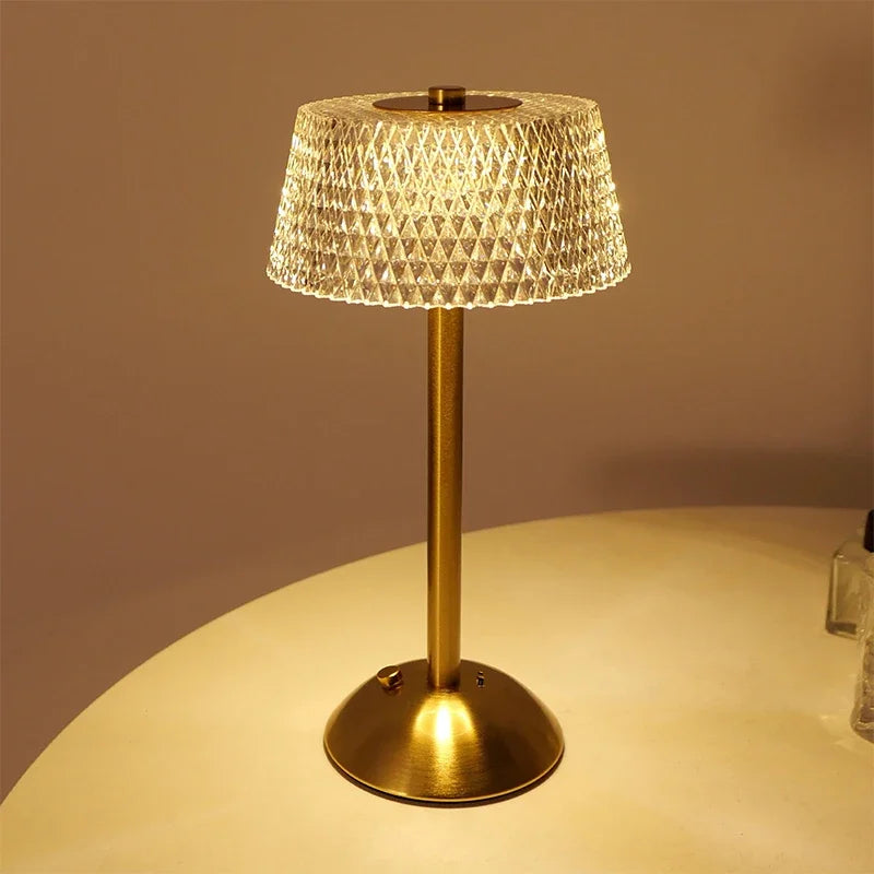 Elinna – Moderne Tischlampe aus Acryl und Metall