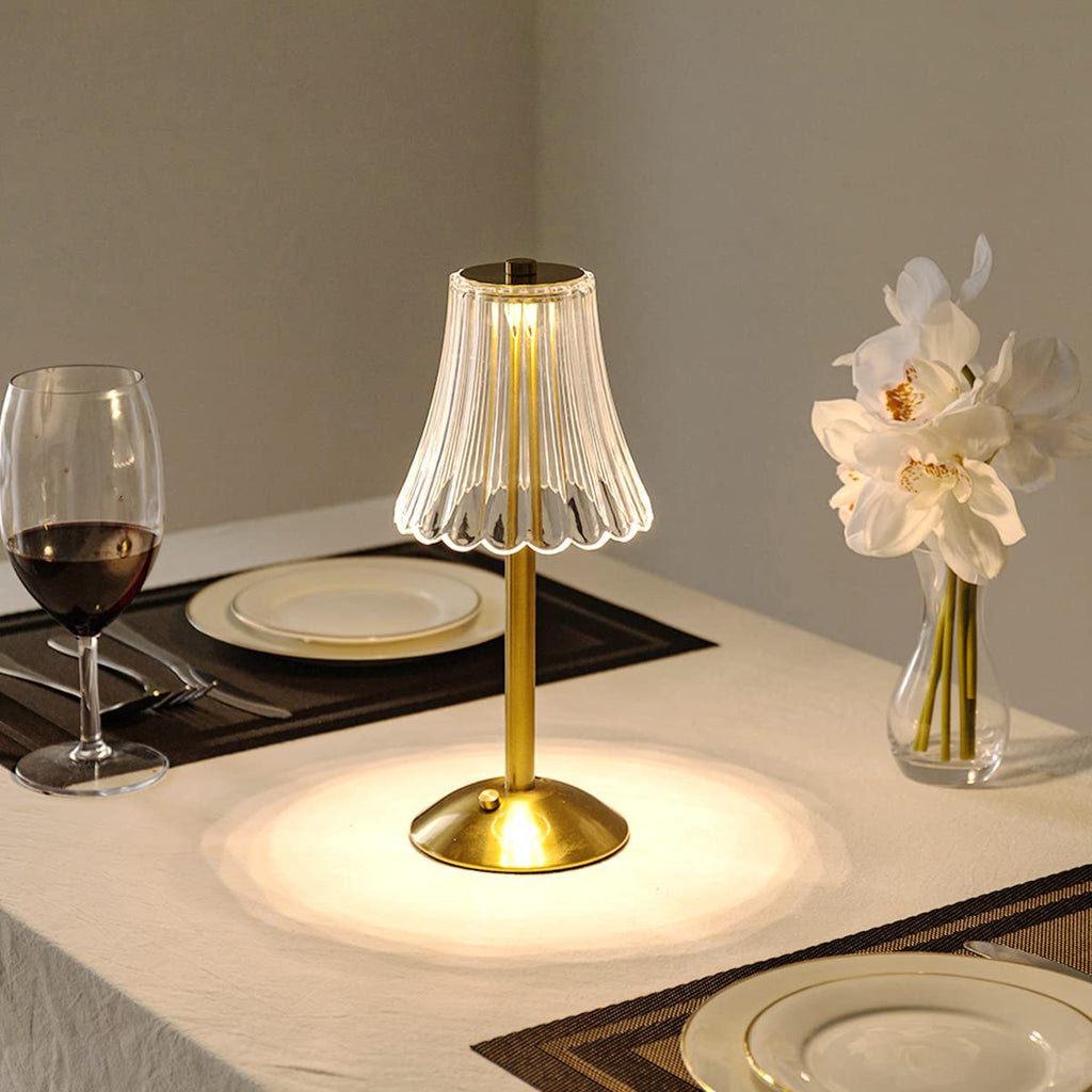 CrystalGlow – Tischlampe mit goldenem Fuß und Kristall-Effekt