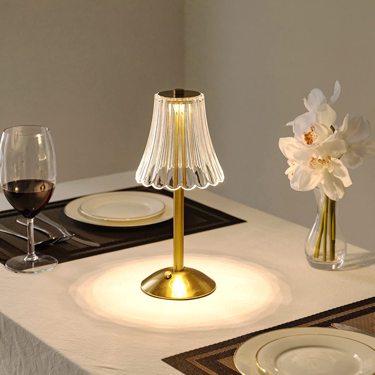 CrystalGlow – Tischlampe mit goldenem Fuß und Kristall-Effekt