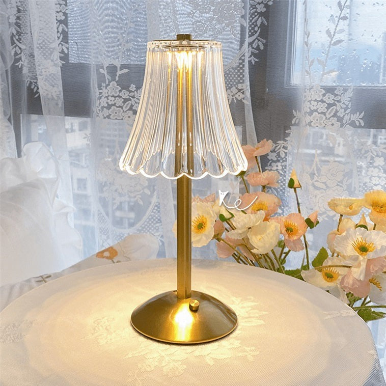 CrystalGlow – Tischlampe mit goldenem Fuß und Kristall-Effekt