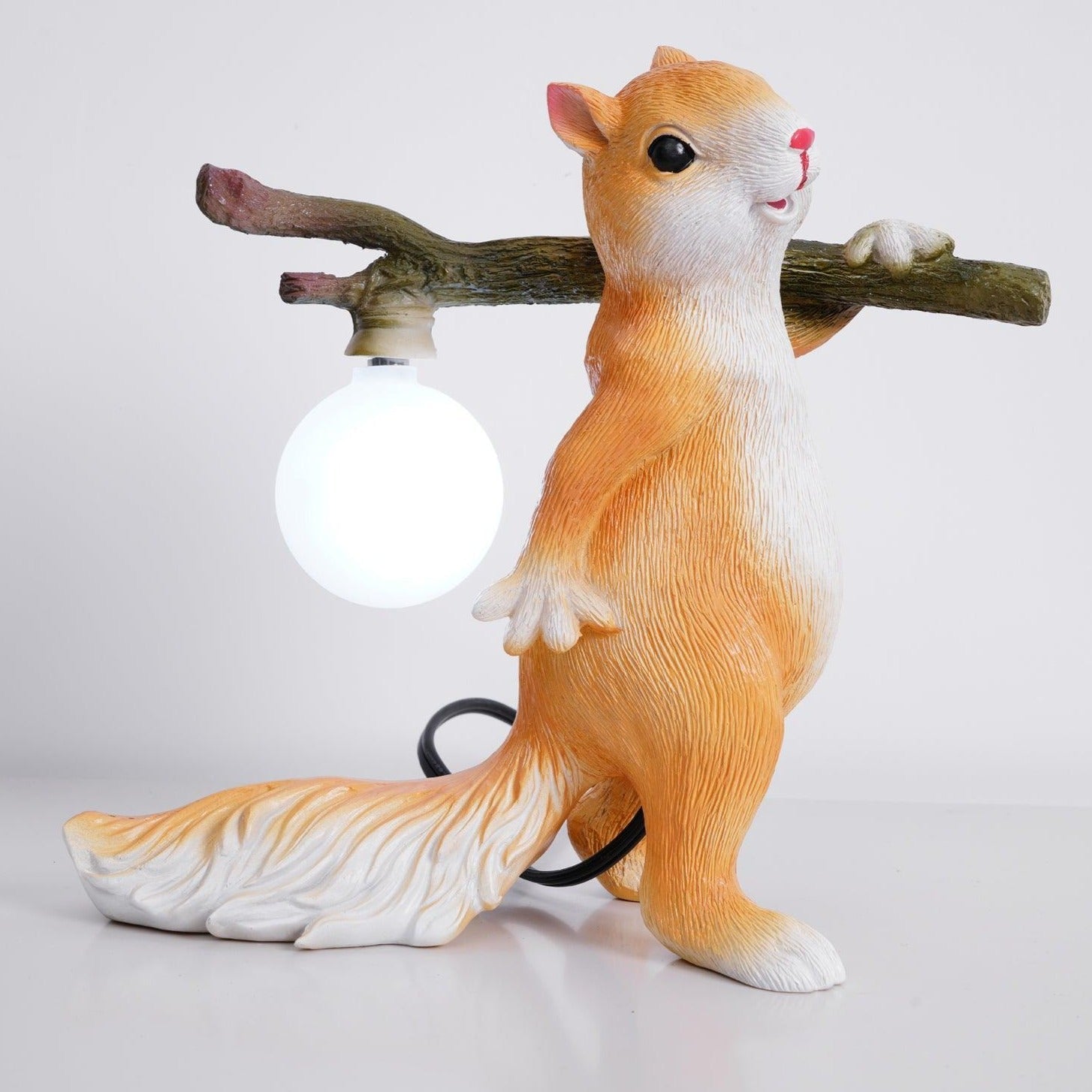 Kelvin – Tischlampe mit Eichhörnchenfigur: Spielerisches Design trifft auf warme Beleuchtung