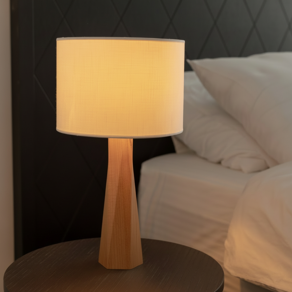 Bringen Sie einen Hauch von Raffinesse in Ihr Zuhause mit dieser modernen Tischlampe aus Holz mit einem einzigartig verdrehten Sockel-Design. Die natürlichen Holztöne und klaren Linien machen sie zu einem vielseitigen Akzentobjekt für Schlafzimmer, Wohnzimmer oder Heimbüros. Mit einem Lampenschirm aus Stoff strahlt diese Lampe ein weiches, warmes Licht aus, das eine einladende und entspannende Atmosphäre schafft. Ihre minimalistische Ästhetik und hochwertige Verarbeitung sorgen dafür, dass sie sich mühelos 