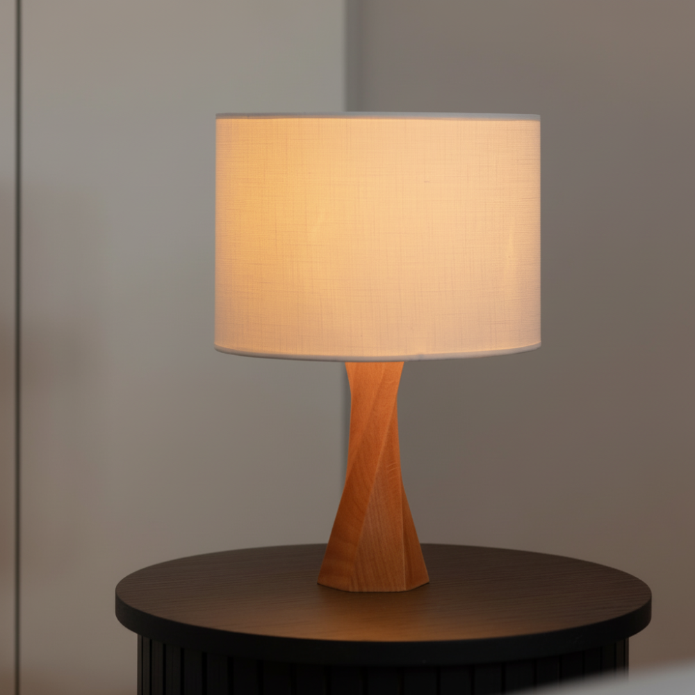 Bringen Sie einen Hauch von Raffinesse in Ihr Zuhause mit dieser modernen Tischlampe aus Holz mit einem einzigartig verdrehten Sockel-Design. Die natürlichen Holztöne und klaren Linien machen sie zu einem vielseitigen Akzentobjekt für Schlafzimmer, Wohnzimmer oder Heimbüros. Mit einem Lampenschirm aus Stoff strahlt diese Lampe ein weiches, warmes Licht aus, das eine einladende und entspannende Atmosphäre schafft. Ihre minimalistische Ästhetik und hochwertige Verarbeitung sorgen dafür, dass sie sich mühelos 