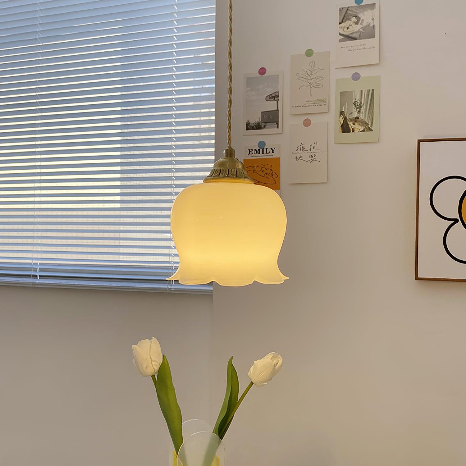 Odette – Französische Retro-Hängelampe im Maiglöckchen-Design