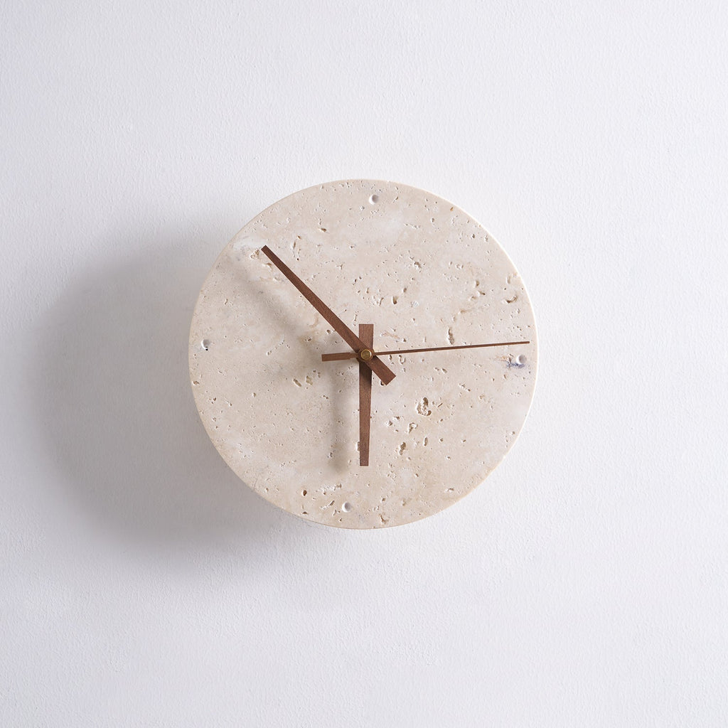 Elin – Wandleuchte mit Travertin-Uhr