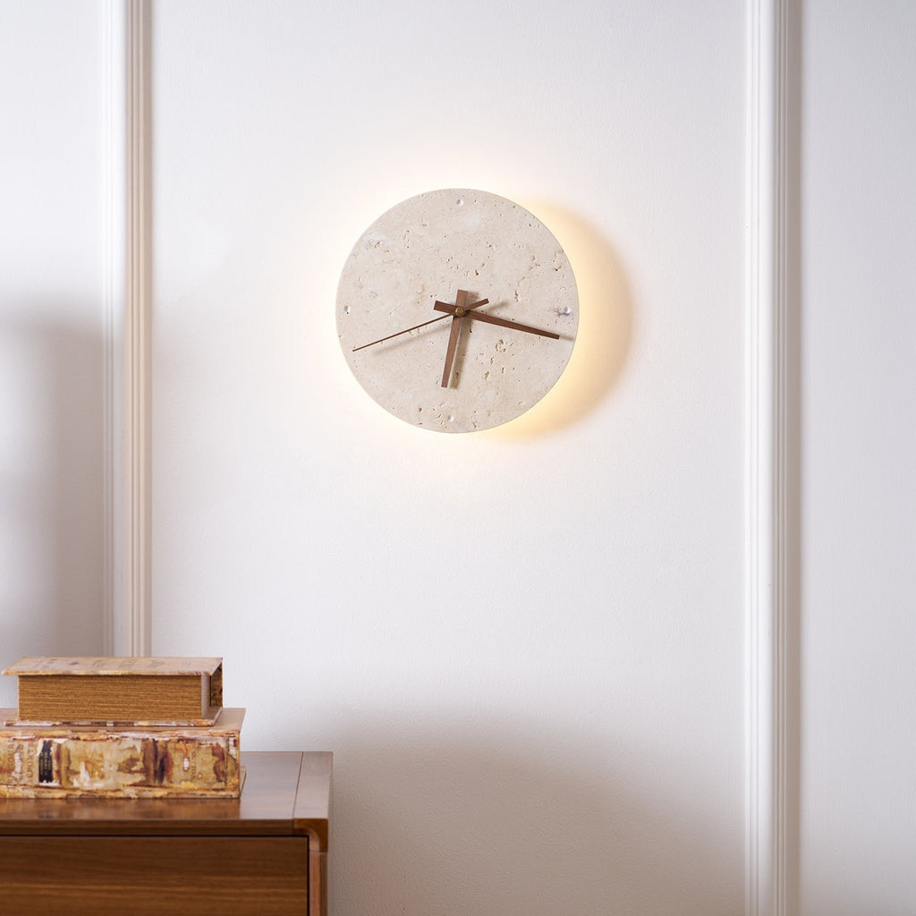 Elin – Wandleuchte mit Travertin-Uhr