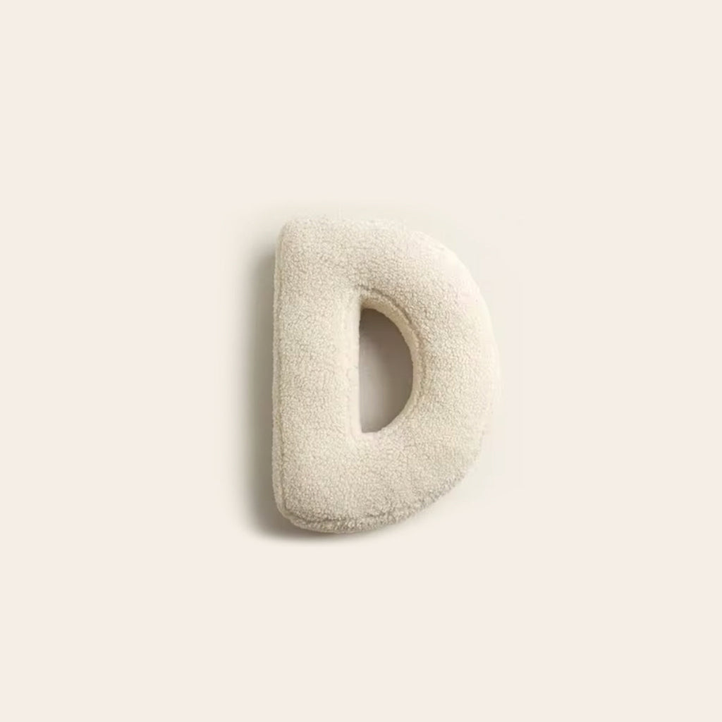 Lexa – Flauschiges Buchstaben-Kissen aus Plüsch