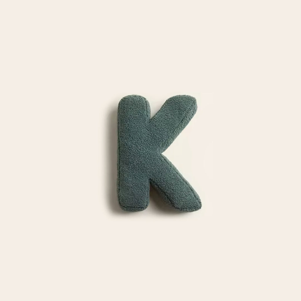 Lexa – Flauschiges Buchstaben-Kissen aus Plüsch