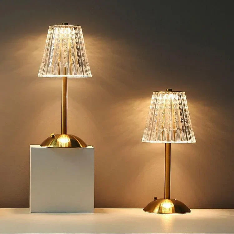 CrystalGlow – Tischlampe mit goldenem Fuß und Kristall-Effekt