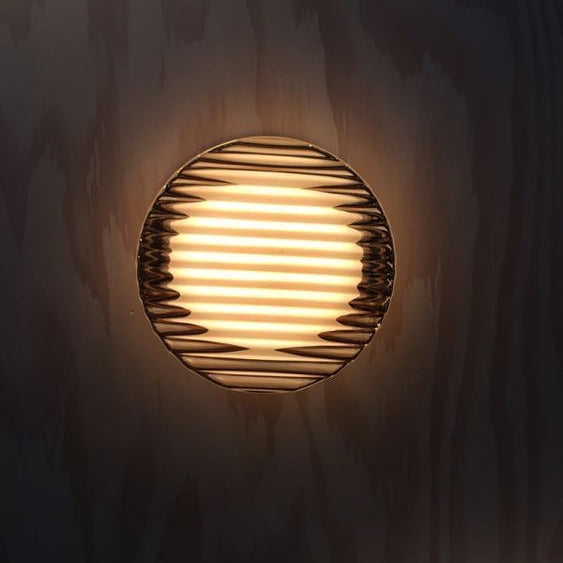 Inga – Nordische Wandlampe mit Strukturglas
