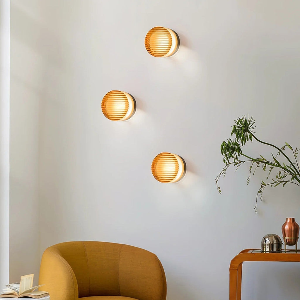 Inga – Nordische Wandlampe mit Strukturglas
