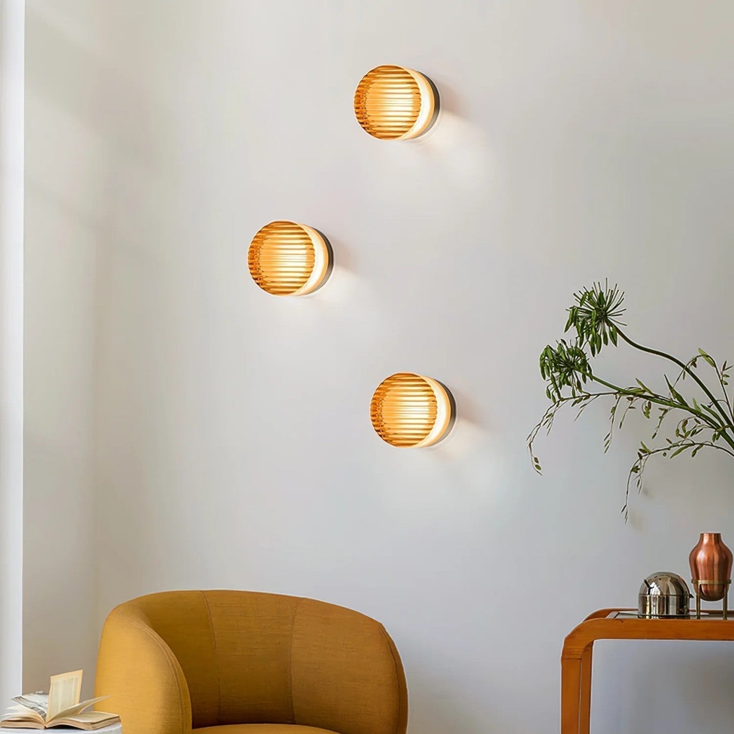 Inga – Nordische Wandlampe mit Strukturglas