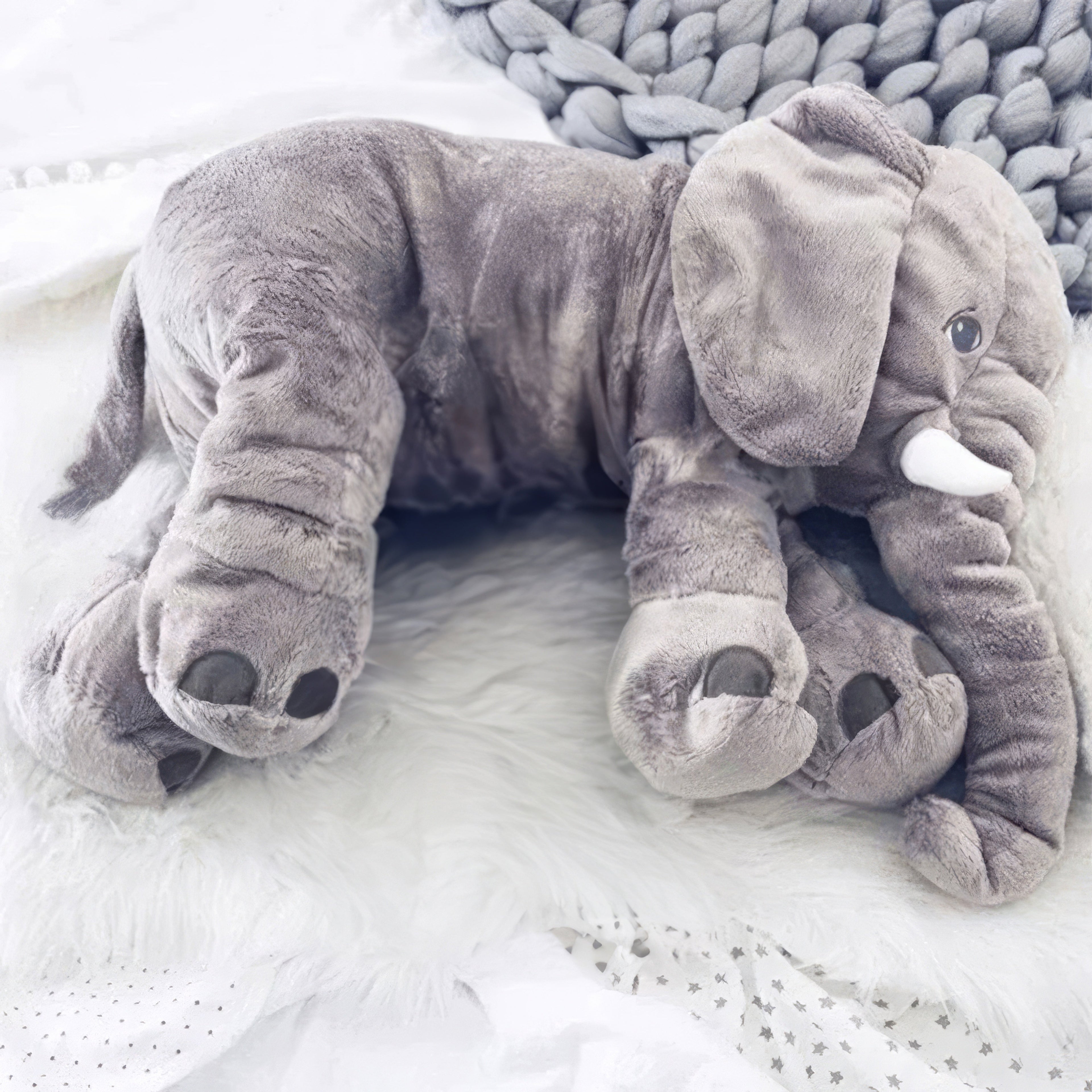 EleSnug – Niedliches Kuschelkissen in Baby-Elefantenform