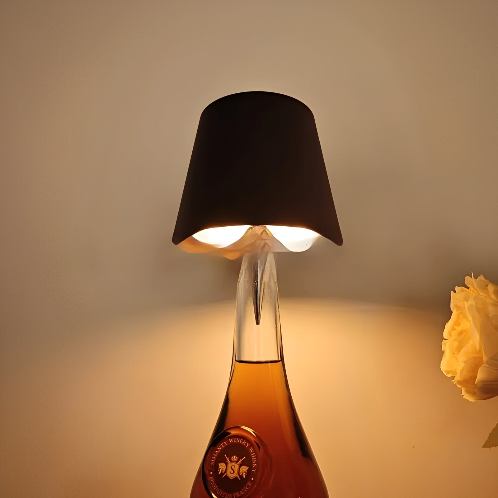 Mina – Wiederaufladbare Tischlampe im Weinflaschen-Design