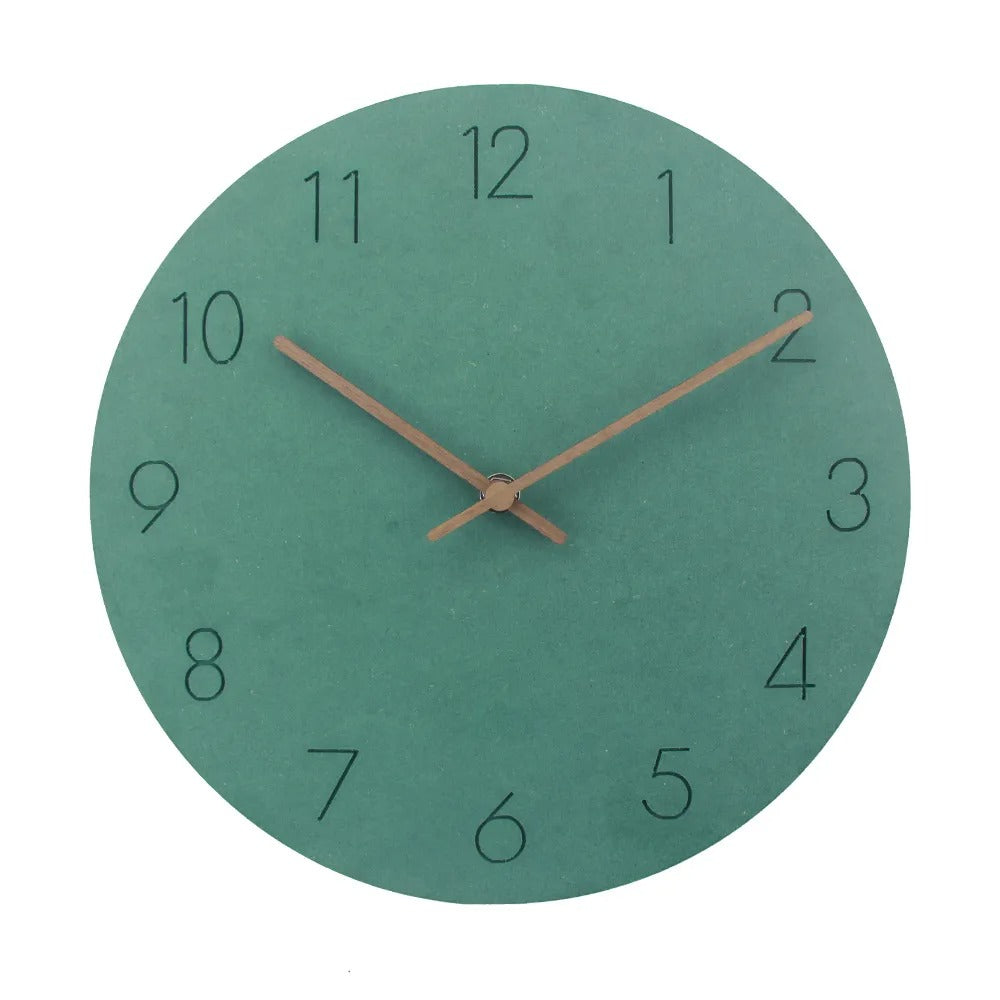 Nork – Schlichte Wanduhr aus Holz
