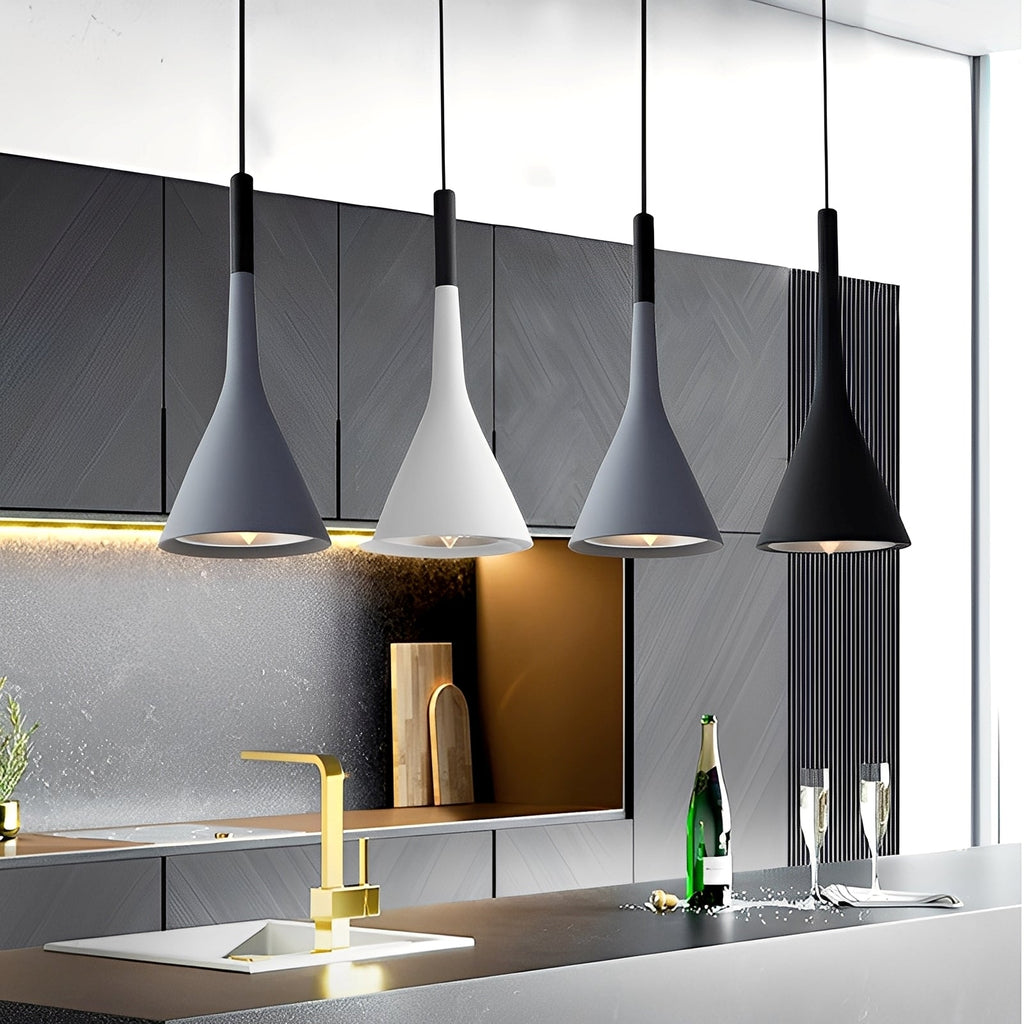 Arashi – Zeitgenössische Hängelampe aus Aluminium mit Horn-Design