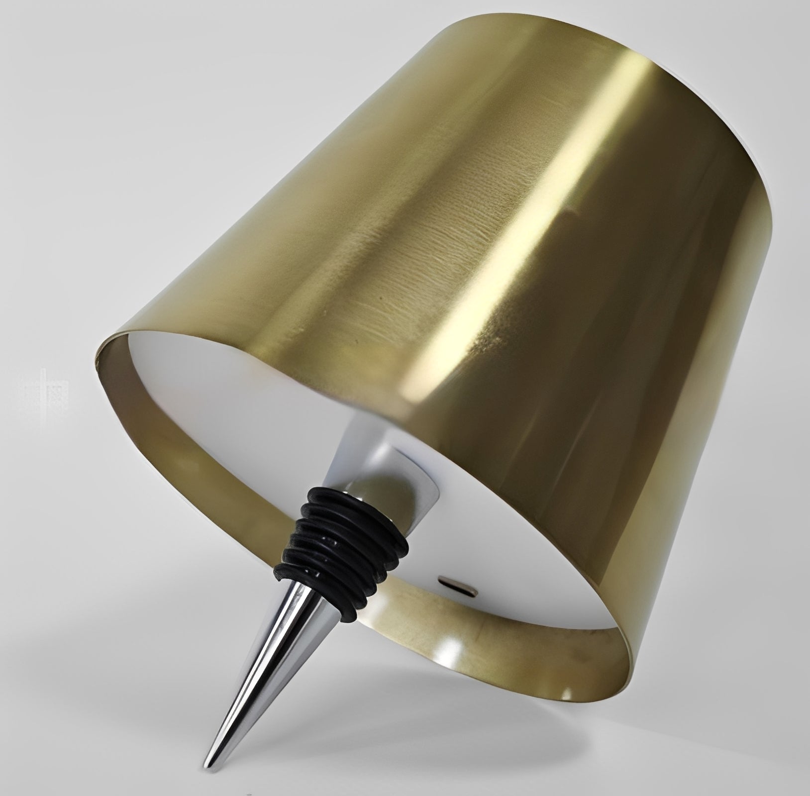 Mina – Wiederaufladbare Tischlampe im Weinflaschen-Design