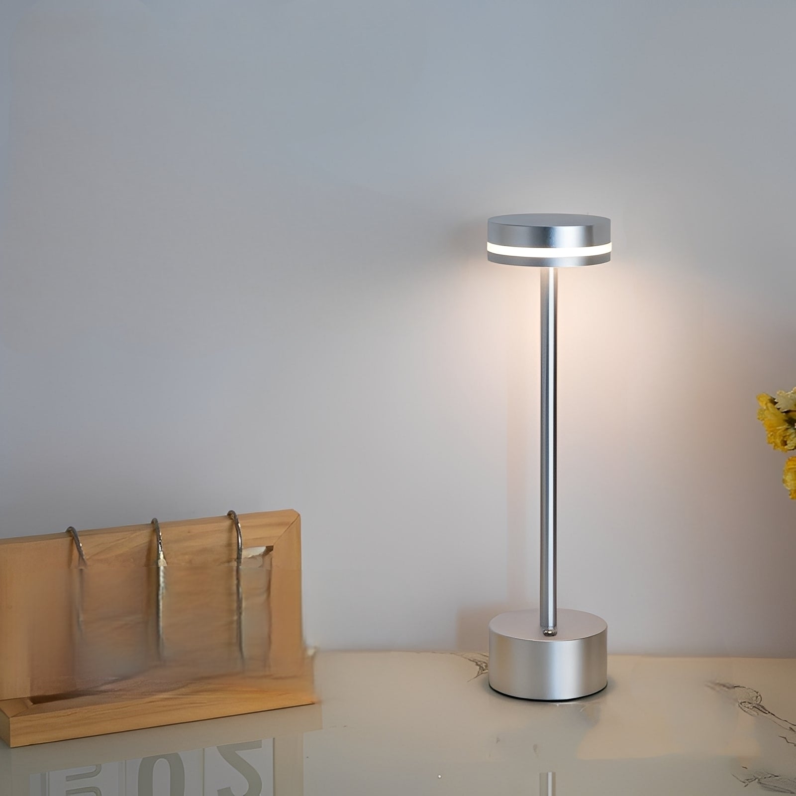Hoshi – LED-Tischleuchte mit kosmischer Eleganz