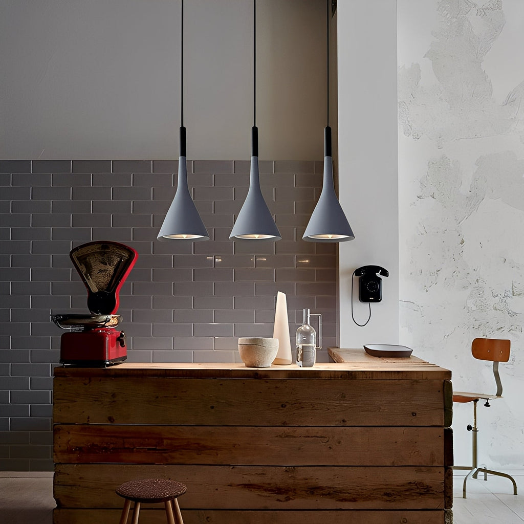 Arashi – Zeitgenössische Hängelampe aus Aluminium mit Horn-Design