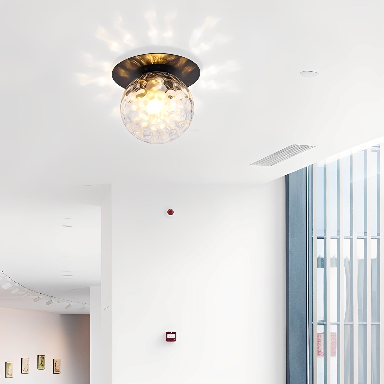 Elin – Nordische Wandlampe mit Glaskugel