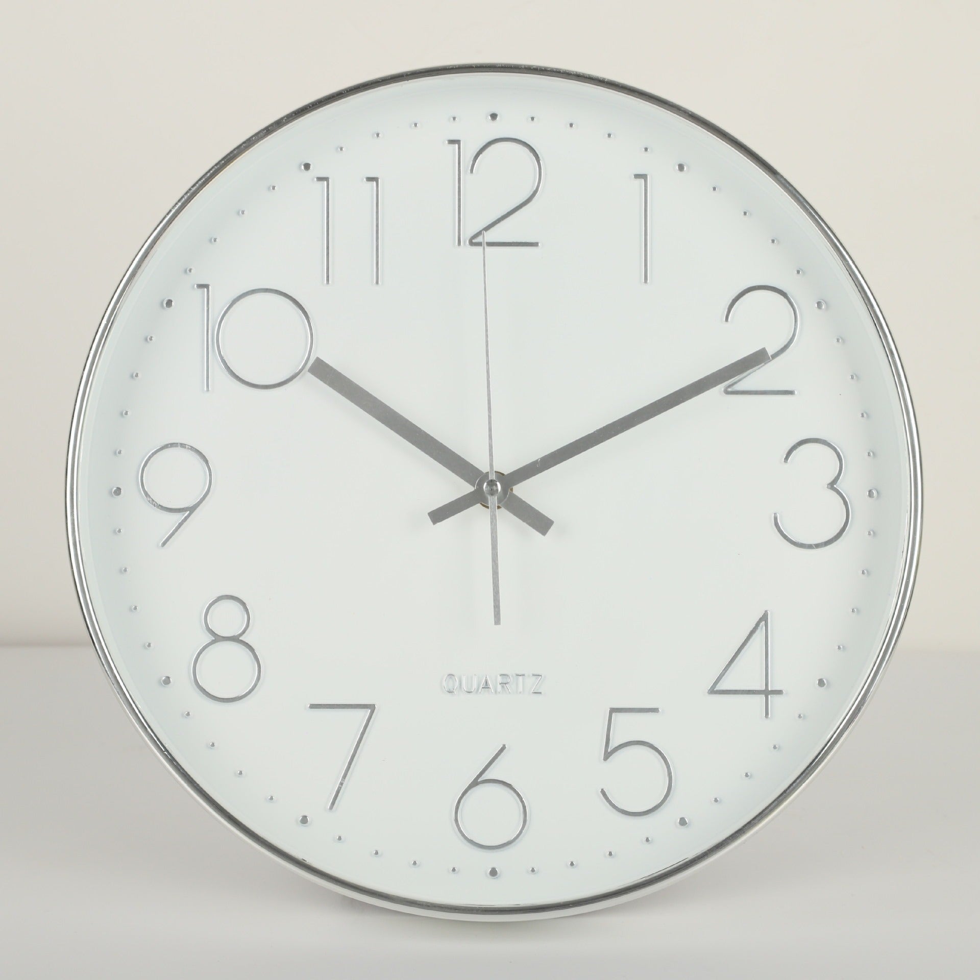 Vela – Lautlose Wanduhr im zeitgemäßen Stil