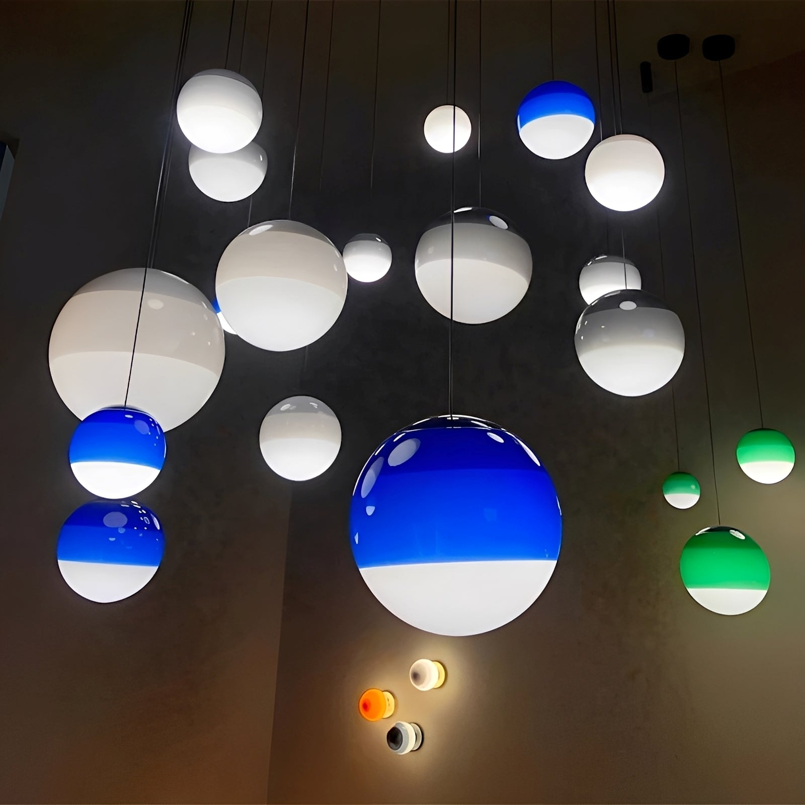Anne – Nordische Pendelleuchte aus buntem Glas