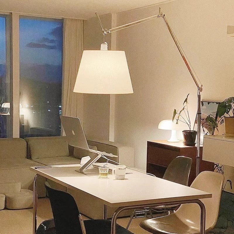 Liana – Elegante Stehlampe mit modernem Design