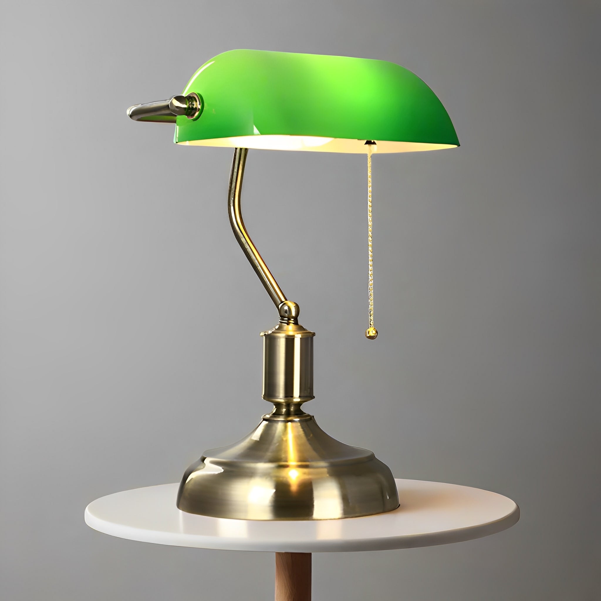 Theresa – Europäische Tischlampe mit Glasfuß: Klassischer Look trifft zeitlose Eleganz