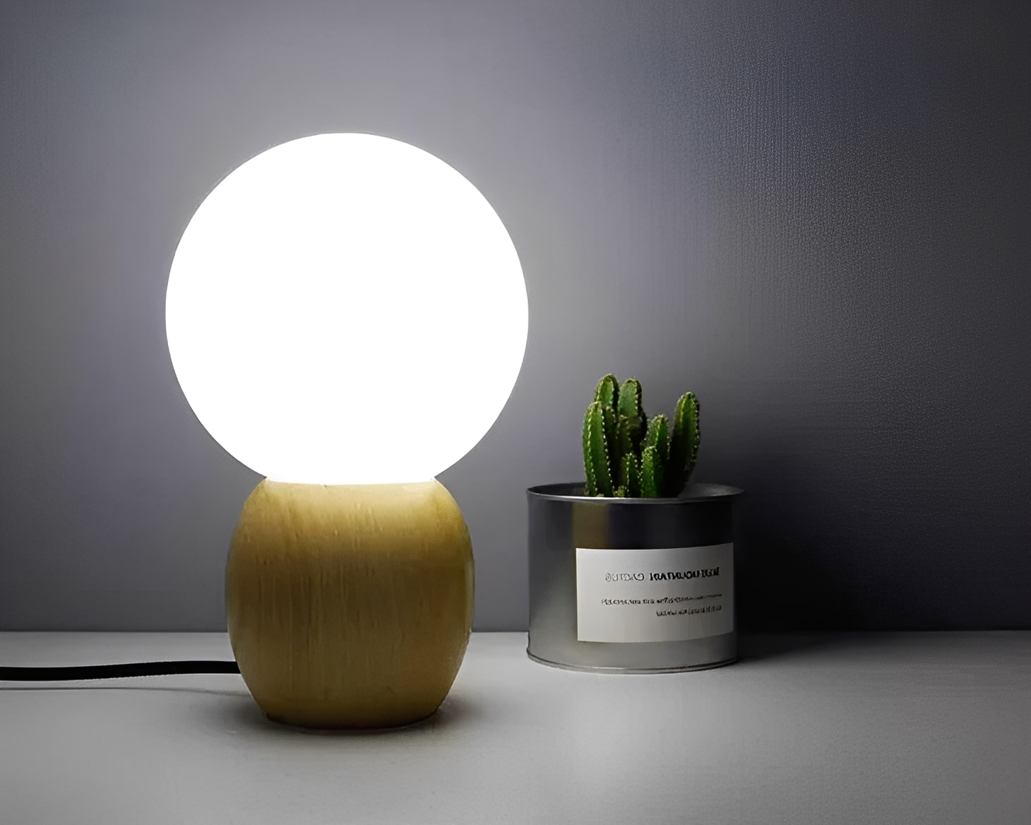 Nozomi – Schlichte Glastischlampe mit LED