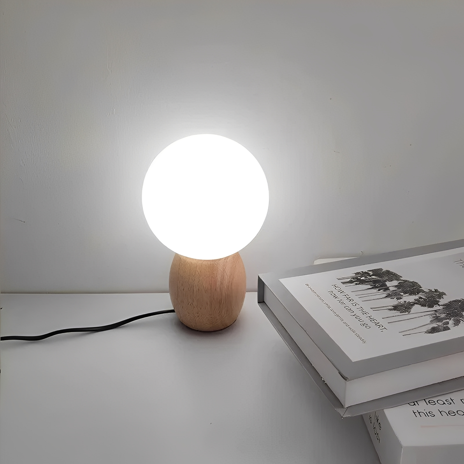 Nozomi – Schlichte Glastischlampe mit LED