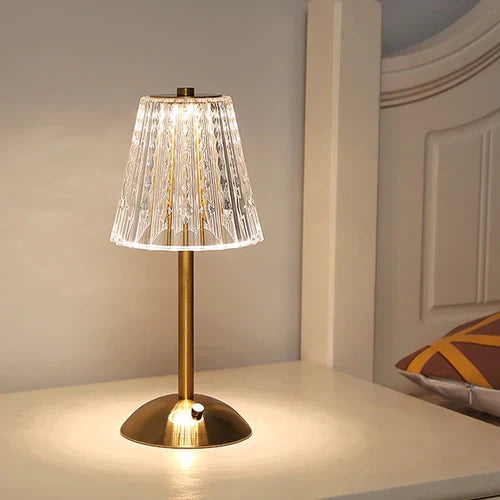 CrystalGlow – Tischlampe mit goldenem Fuß und Kristall-Effekt