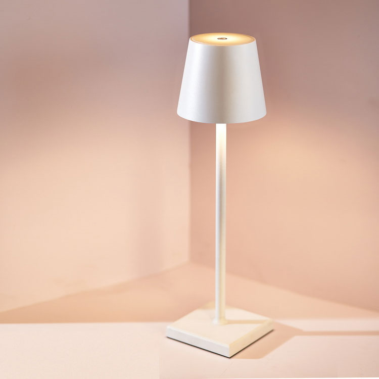 Lerio – Aluminium LED-Ladetischlampe